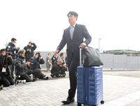 　入寮するドラフト２位の谷端（撮影・西田忠信）