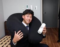 　ヨギボーを首に巻いてタンブラーを持つ立石