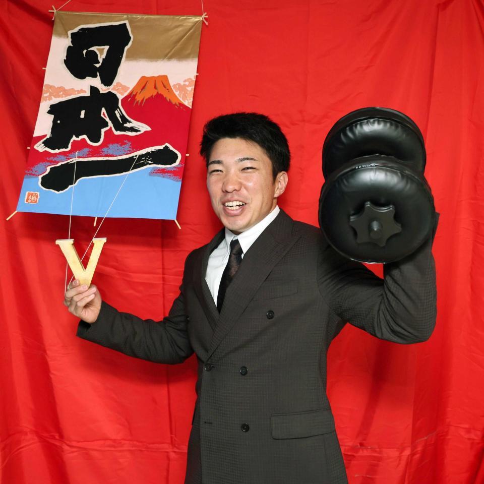 　マッスルポーズで笑顔を見せる石井（撮影・田中太一）