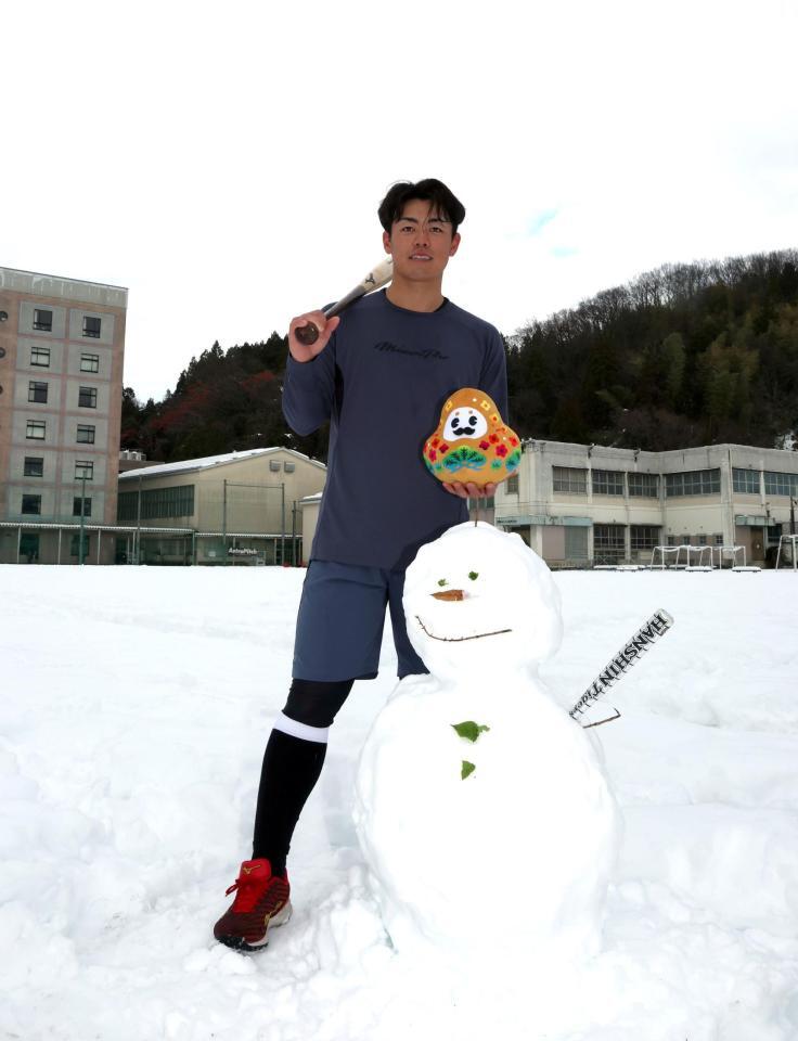 　自主トレを公開し、雪だるまと写真に納まる谷端（撮影・山口登）