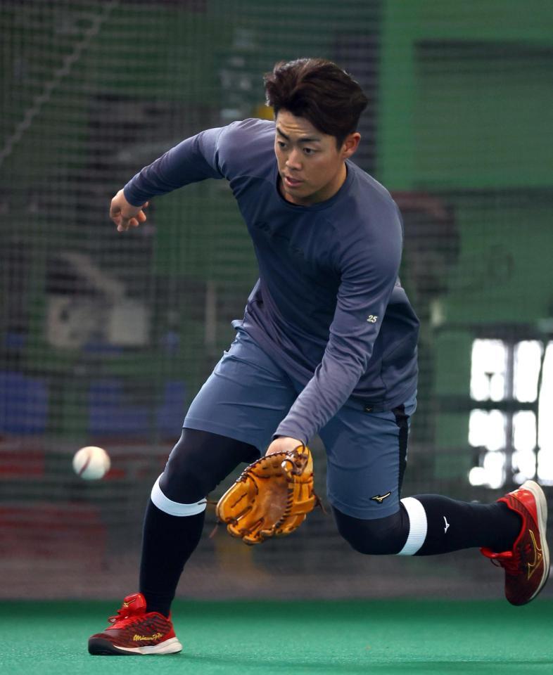 　ノックの打球を追う谷端（撮影・山口登）