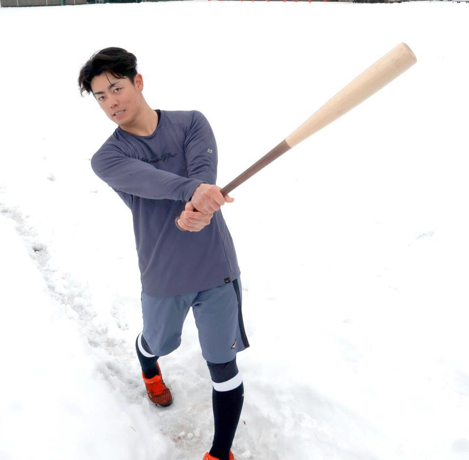 　自主トレを公開し、雪の上でスイングする谷端（撮影・山口登）
