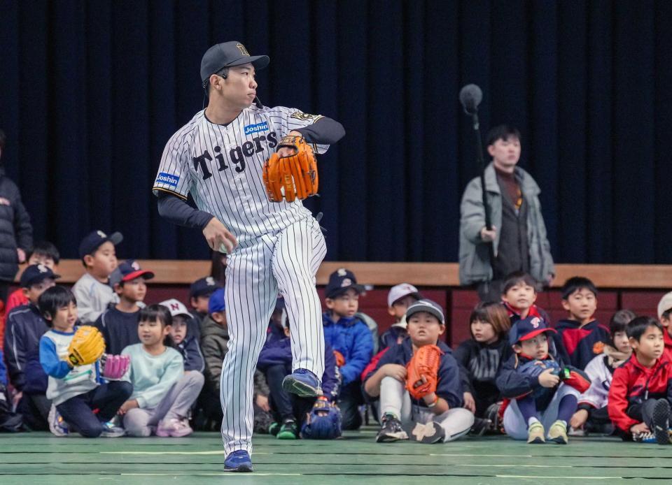 　子どもたちの前でピッチングを披露する石井（球団提供）