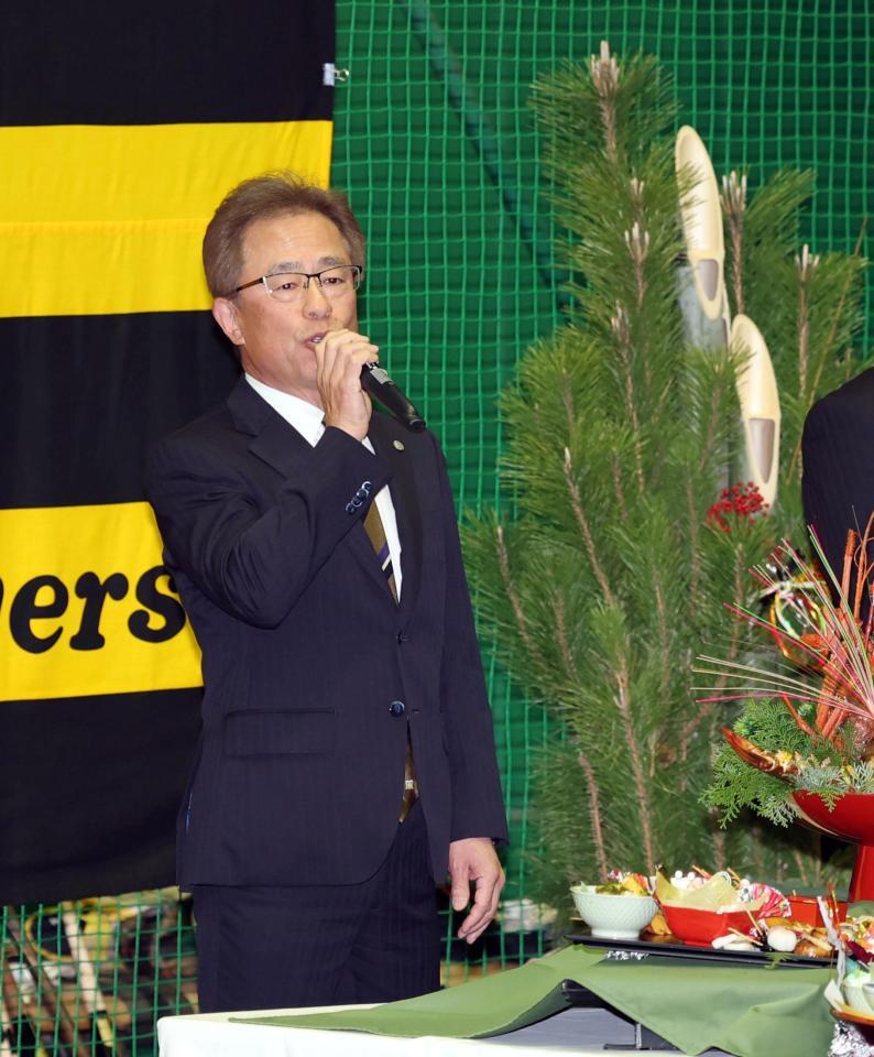 　年賀式であいさつする粟井球団社長（撮影・山口登）
