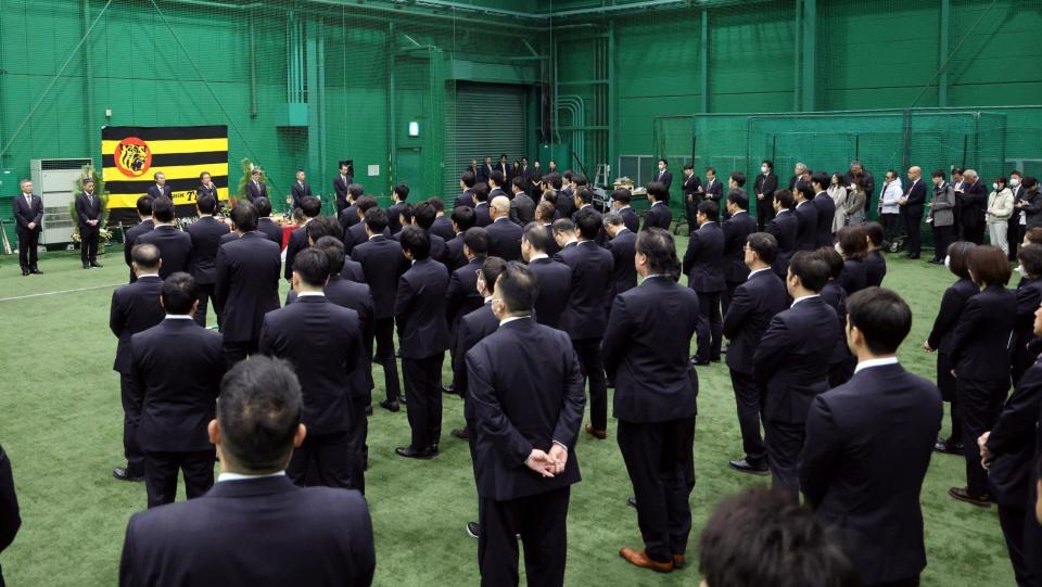 　球団職員に向け粟井球団社長があいさつする（撮影・山口登）