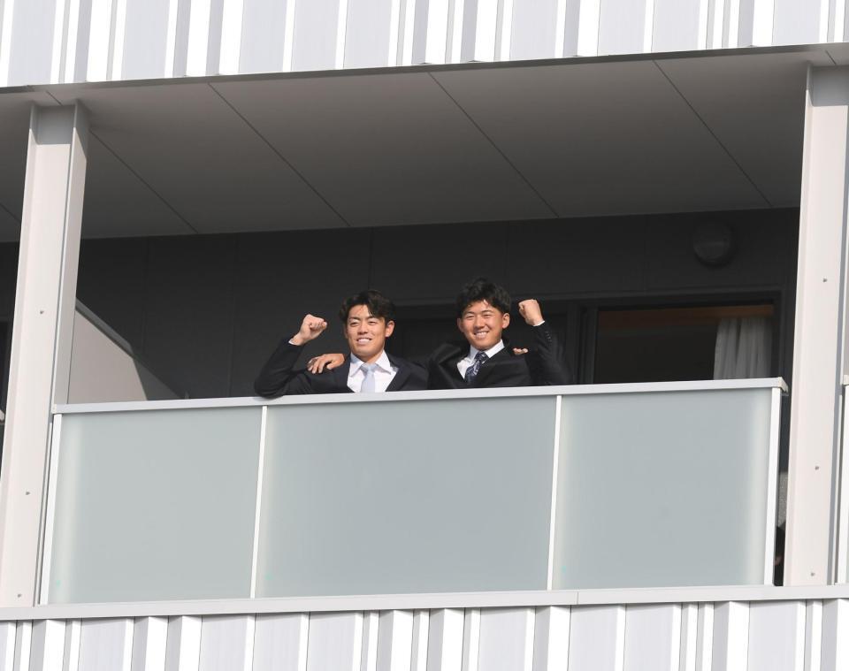 　入寮しベランダでポーズを決める谷端（左）と立石（撮影・西田忠信）