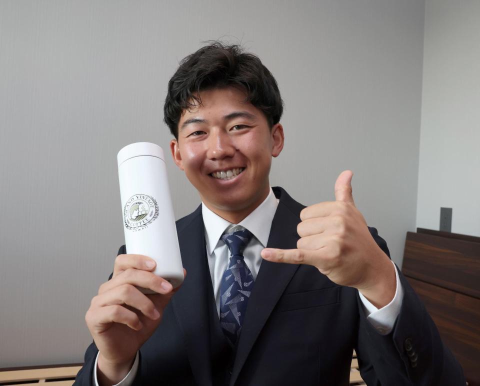 　森下からもらったタンブラーを手にする立石