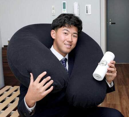 　ヨギボーを首に巻いてタンブラーを持つ立石