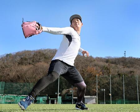 　自主トレを公開し、キャッチボールをする伊原（撮影・田中太一）