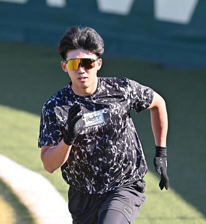 　外野を走る立石（撮影・西田忠信）