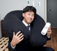 　ヨギボーを首に巻いてタンブラーを持つ立石