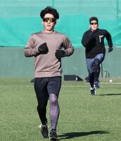 　走り込む伊原（手前）と大西（撮影・田中太一）