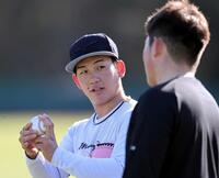 　大西（右）と話をする伊原（撮影・田中太一）