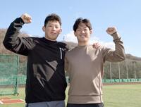 　練習後、大西（左）とポーズを決める伊原（撮影・田中太一）