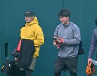 　能登と談笑する立石（右）＝撮影・西田忠信