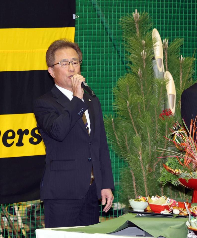 　年賀式であいさつする粟井球団社長（撮影・山口登）