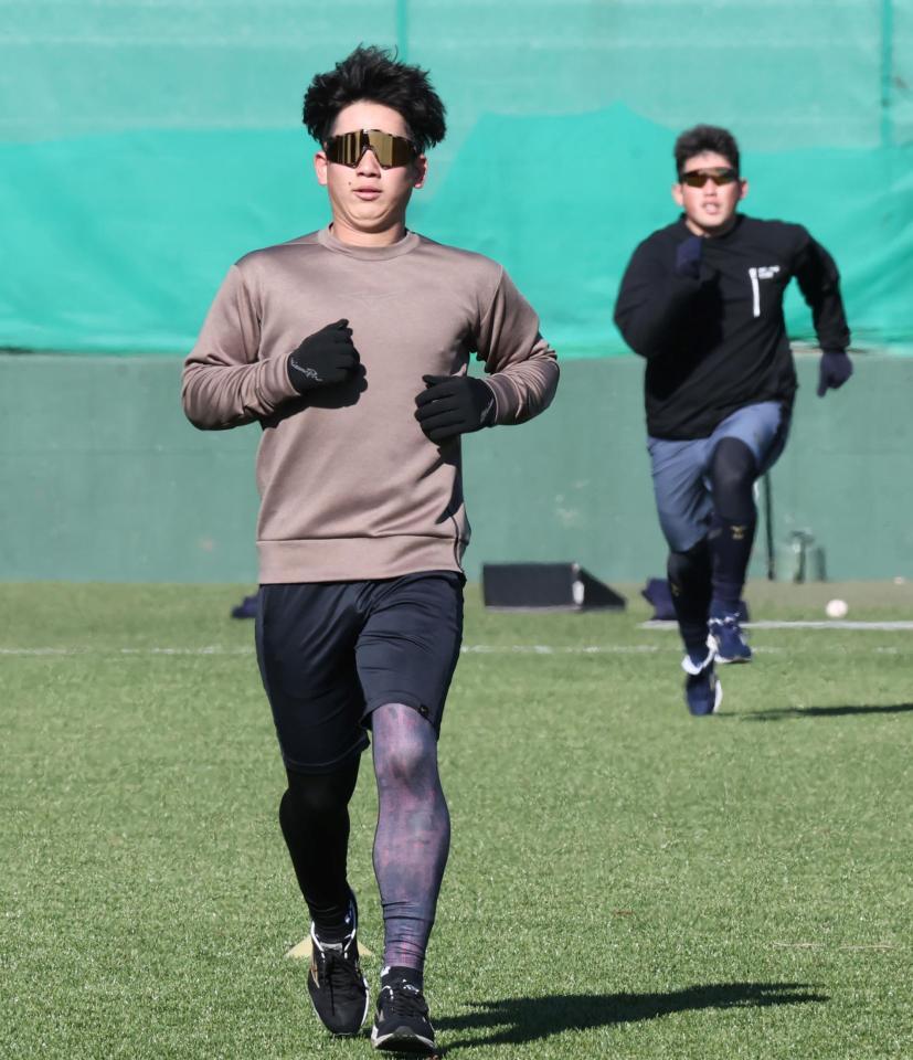 　走り込む伊原（手前）と大西（撮影・田中太一）