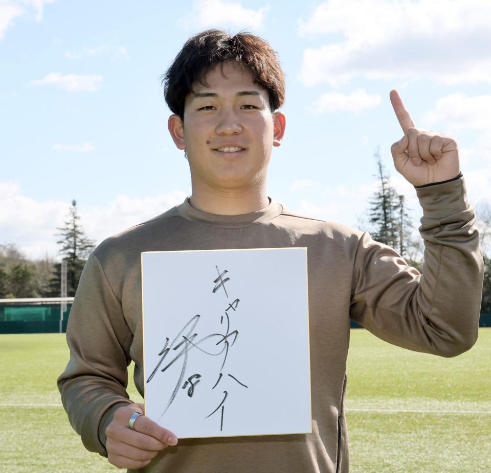 　今年の目標を色紙に記す伊原（撮影・田中太一）