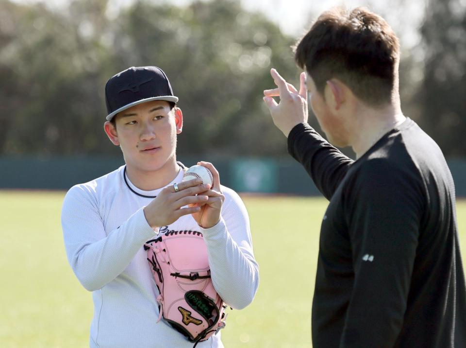 　大西（右）と話をする伊原（撮影・田中太一）