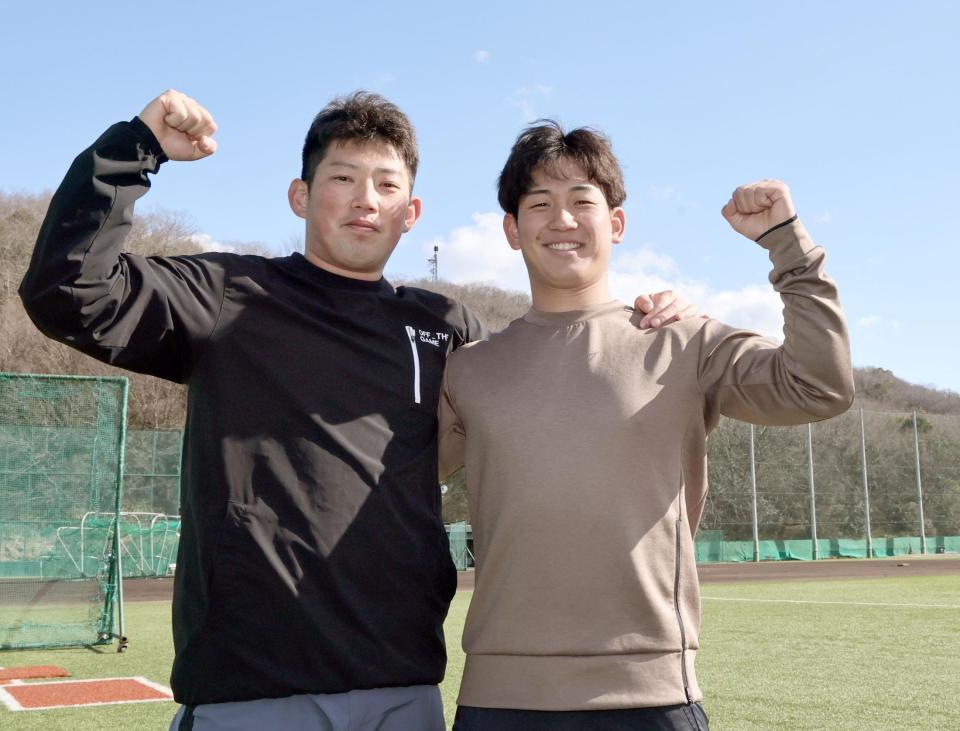 　練習後、大西（左）とポーズを決める伊原（撮影・田中太一）