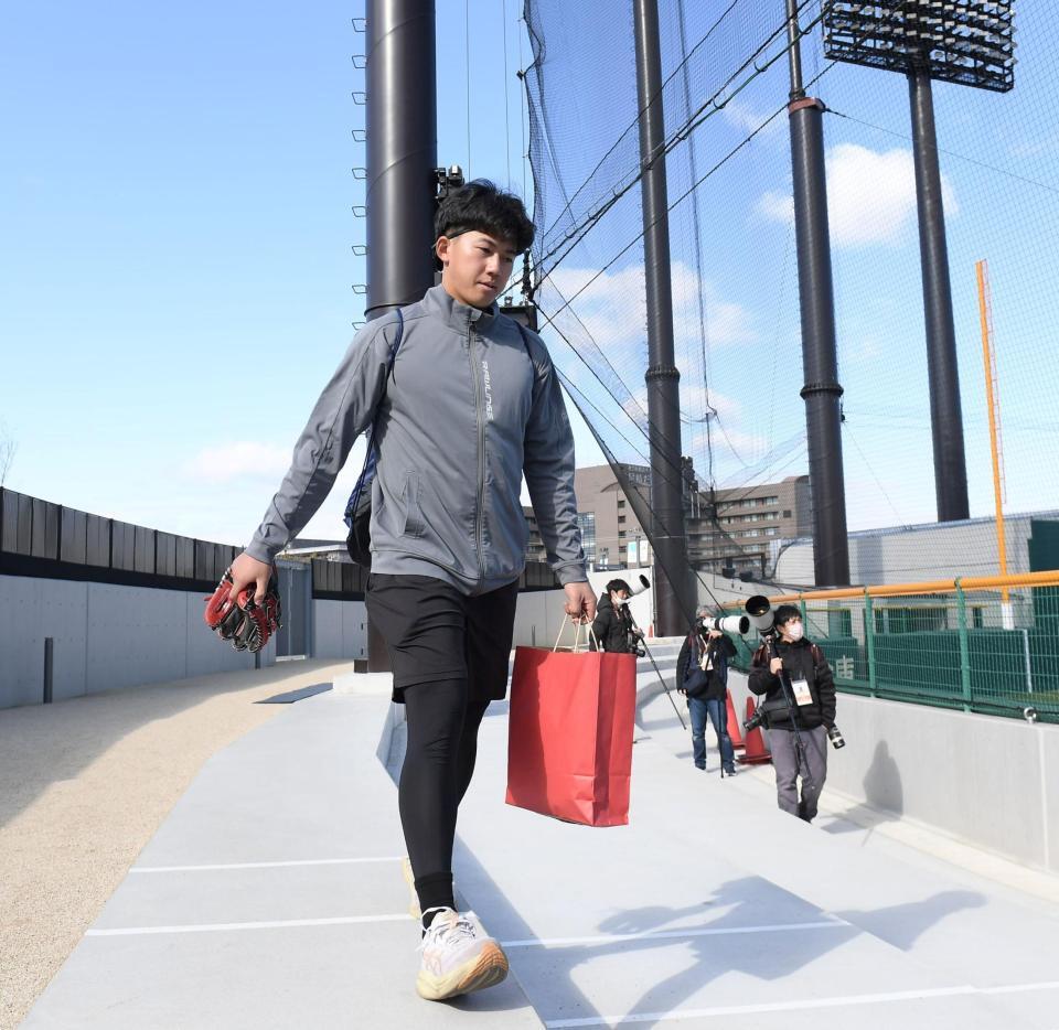 　練習を引き揚げる立石（撮影・西田忠信）