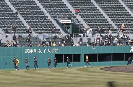 　観客を入れて行われた阪神新人自主トレ（撮影・田中太一）