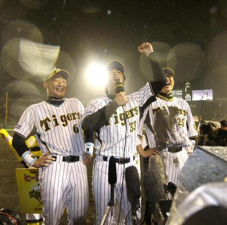 　葛城を招き、恒例の「ウォー」に大爆笑の金本と新井＝０８年