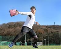 　自主トレを公開し、キャッチボールする伊原（撮影・田中太一）