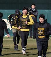 　走り込む立石ら（撮影・田中太一）