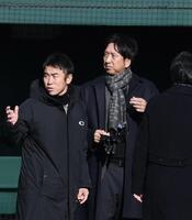 　自主トレを見る藤川監督（撮影・田中太一）