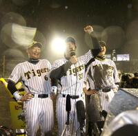 　葛城を招き、恒例の「ウォー」に大爆笑の金本と新井＝０８年