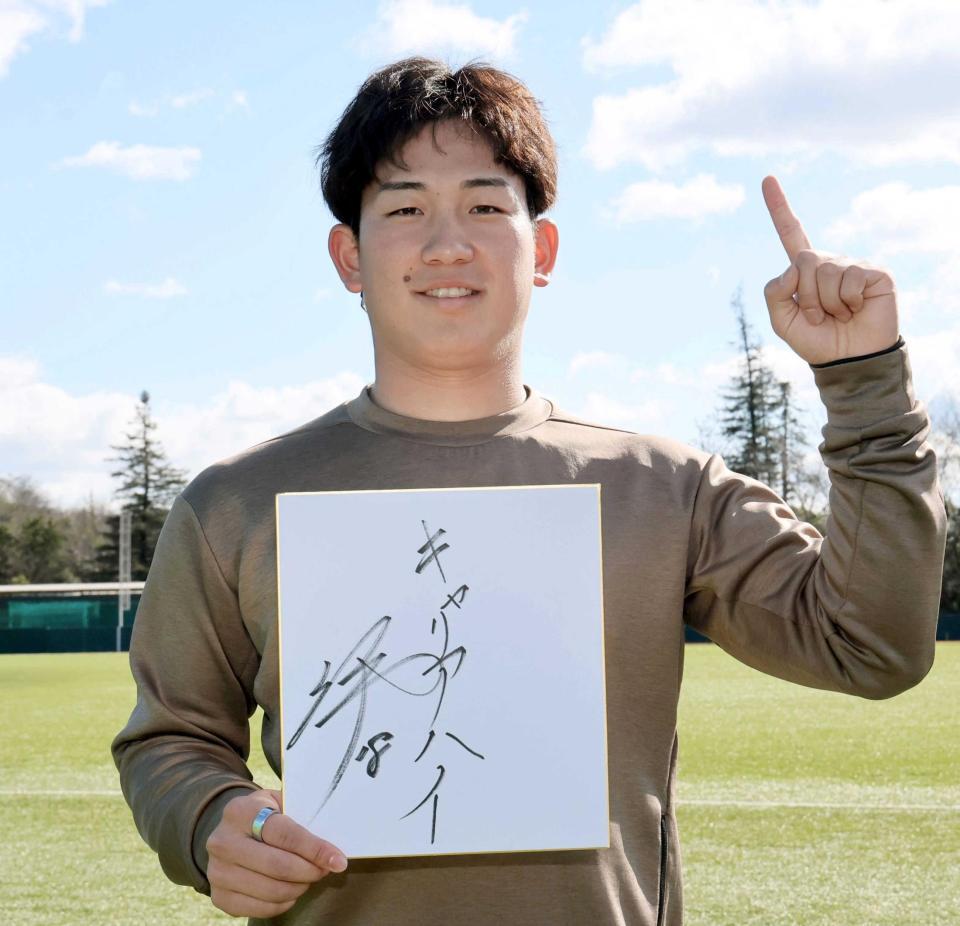 　今年の目標を色紙に記す伊原