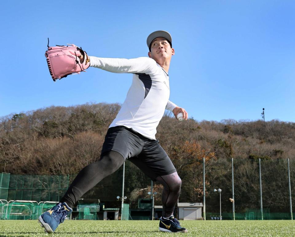 　自主トレを公開し、キャッチボールする伊原（撮影・田中太一）