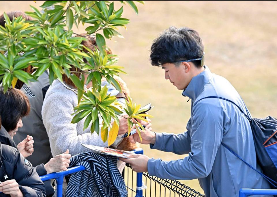 　ファンにサインする立石