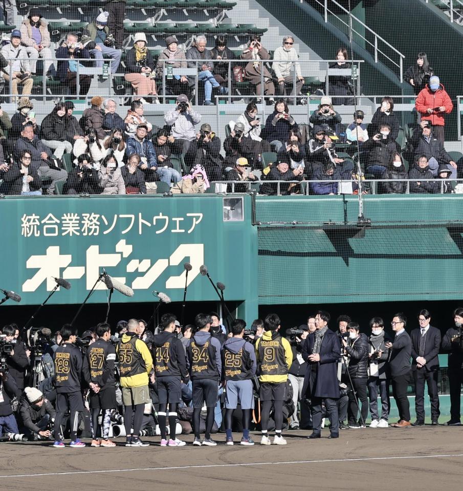 　新人選手に訓示する藤川監督（撮影・田中太一）