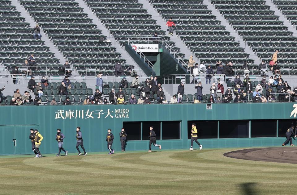 　観客を入れて行われた阪神新人自主トレ（撮影・田中太一）