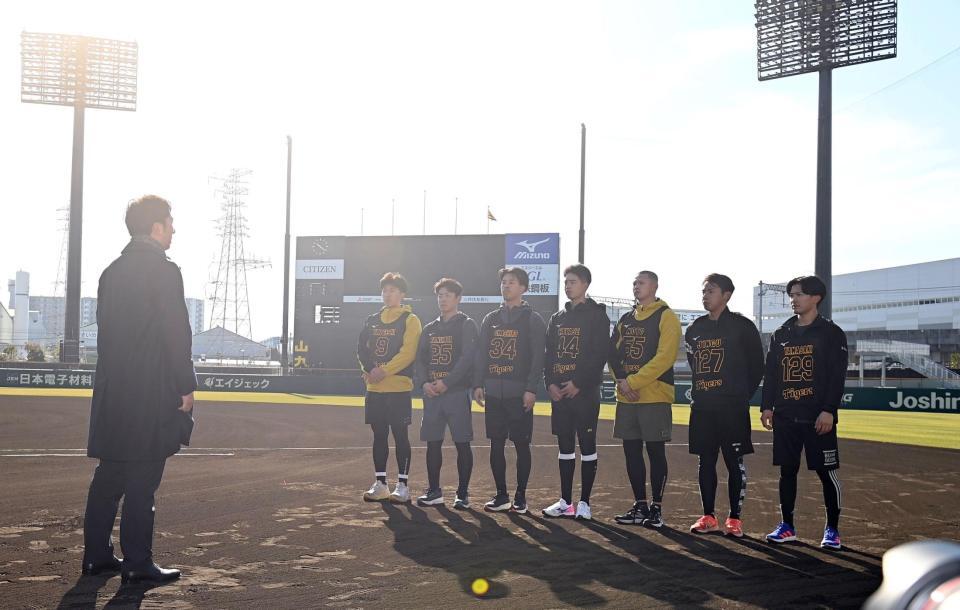 　藤川監督（左）の言葉を聞く新人選手ら（撮影・西田忠信）