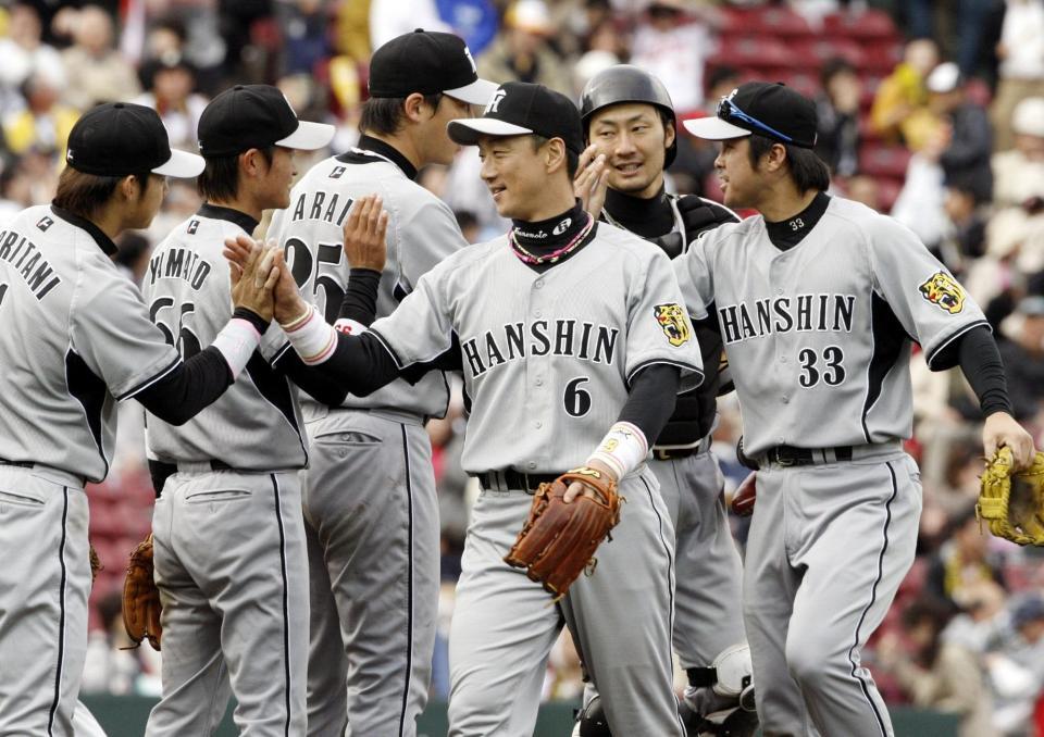 　広島に勝利しタッチを交わす金本（６）、葛城（３３）ら阪神ナイン