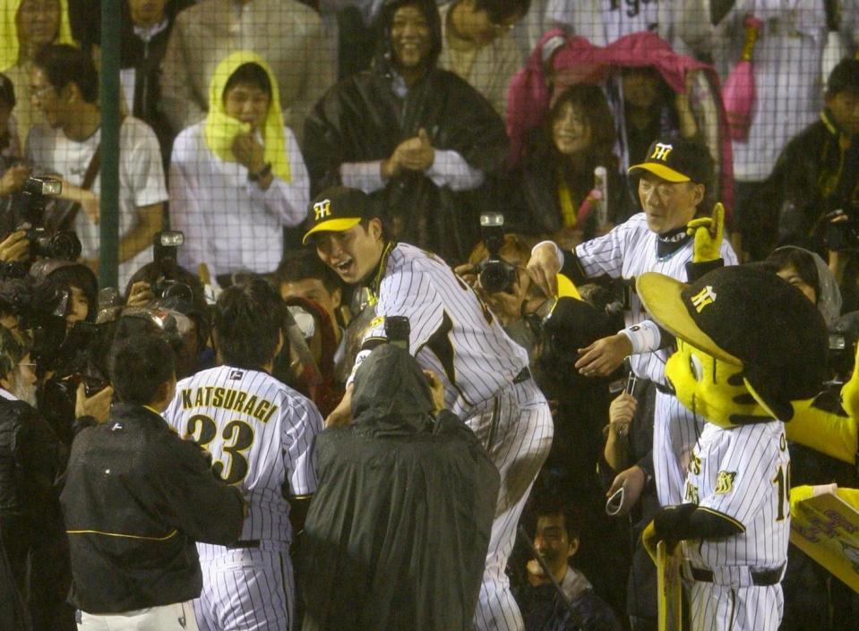 　お立ち台の金本（右端）と新井は、なぜか葛城を呼び寄せる＝０８年