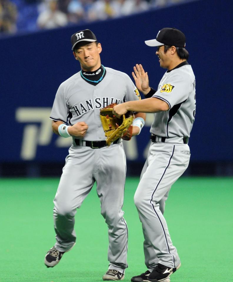 　中日に会心の勝利し、葛城（右）とおどけながらタッチする金本