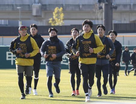 　新人自主トレを開始した立石（９）ら新人選手（撮影・西田忠信）
