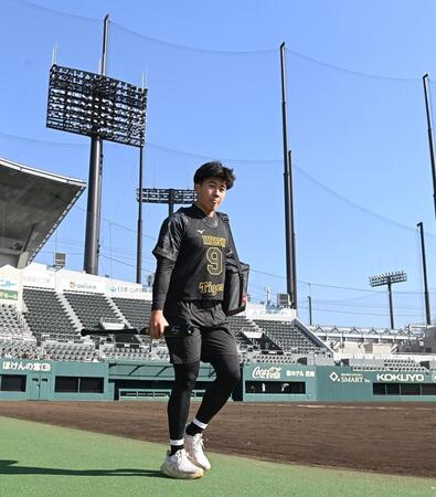 バットを片手にグラウンドを引き揚げる阪神・立石正広＝日鉄鋼板ＳＧＬスタジアム尼崎（撮影・西田忠信）