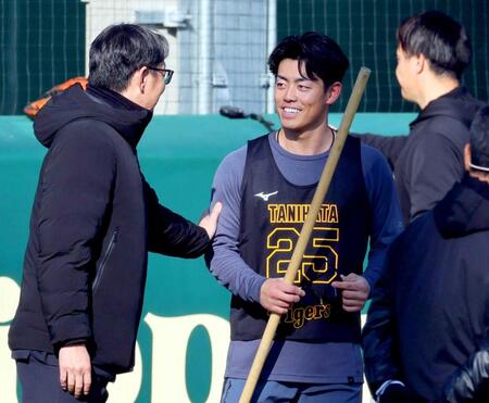 　吉野スカウトから声をかけられる谷端（撮影・田中太一）