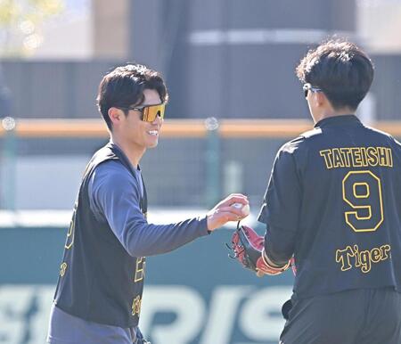 　立石（右）とのキャッチボールを終えた谷端（撮影・西田忠信）