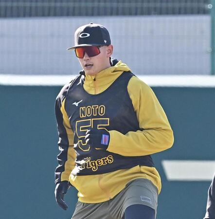 　黄色のジャージーを着てウオーミングアップする能登（撮影・西田忠信）