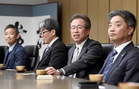 　デイリースポーツに来社した粟井球団社長（右から２人目）ら阪神球団幹部