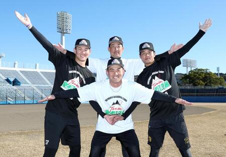 　岩崎（奥中央）とともに自主トレを行った（左から）及川、桐敷、高橋（撮影・伊藤笙子）