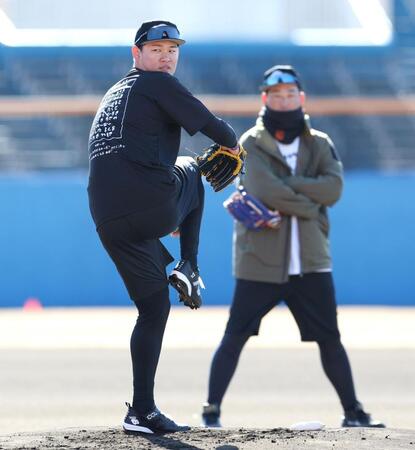 　岩崎（奥）が見つめる中、マウンドで投げる及川（撮影・伊藤笙子）