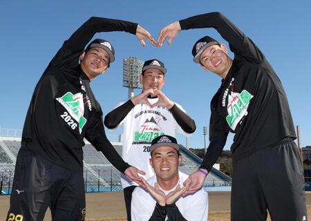 　岩崎（中央奥）をハートで囲む（左から）高橋、桐敷、及川（撮影・伊藤笙子）