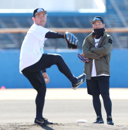 　マウンドで投げる桐敷（手前）を見つめる岩崎（撮影・伊藤笙子）